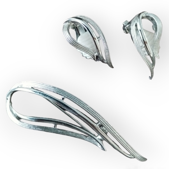 1960s Sarah Coventry "Stunning" Line Brooch and Clip On Earrings Demi-Parure Set - Picture 6 of 6